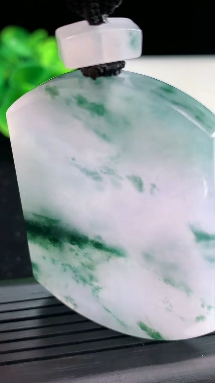 天然A货翡翠冰种飘花无事牌吊坠尺寸55.5-41.5-6.2重量:48.20g
3月31日