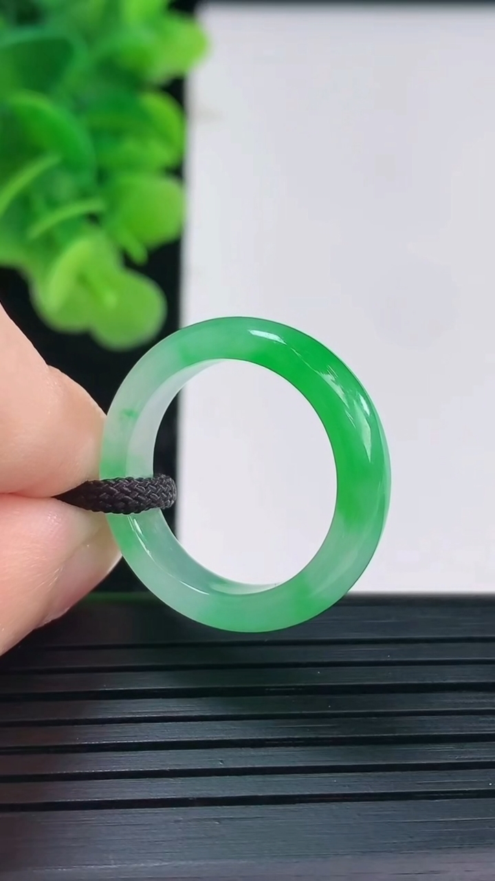 天然A货翡翠指环戒指尺寸18.6-5.5-3.1重量:3.54g2026年3月31日
工厂直销收藏佳