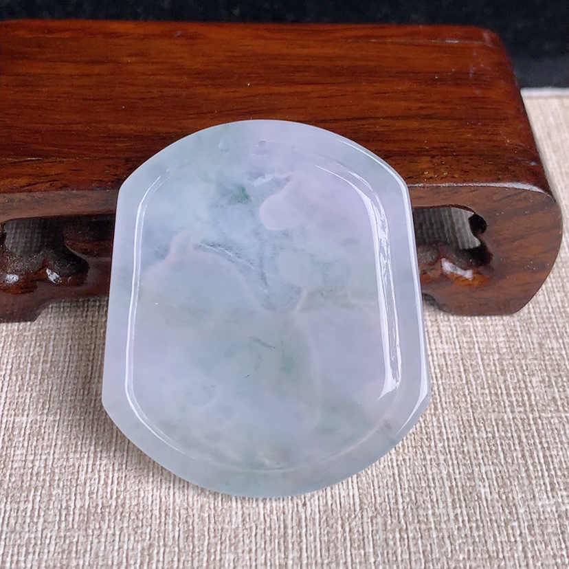 天然A货翡翠飘花生肖猪吊坠 
尺寸46.5-40.3-5mm 重量18.05g 0329