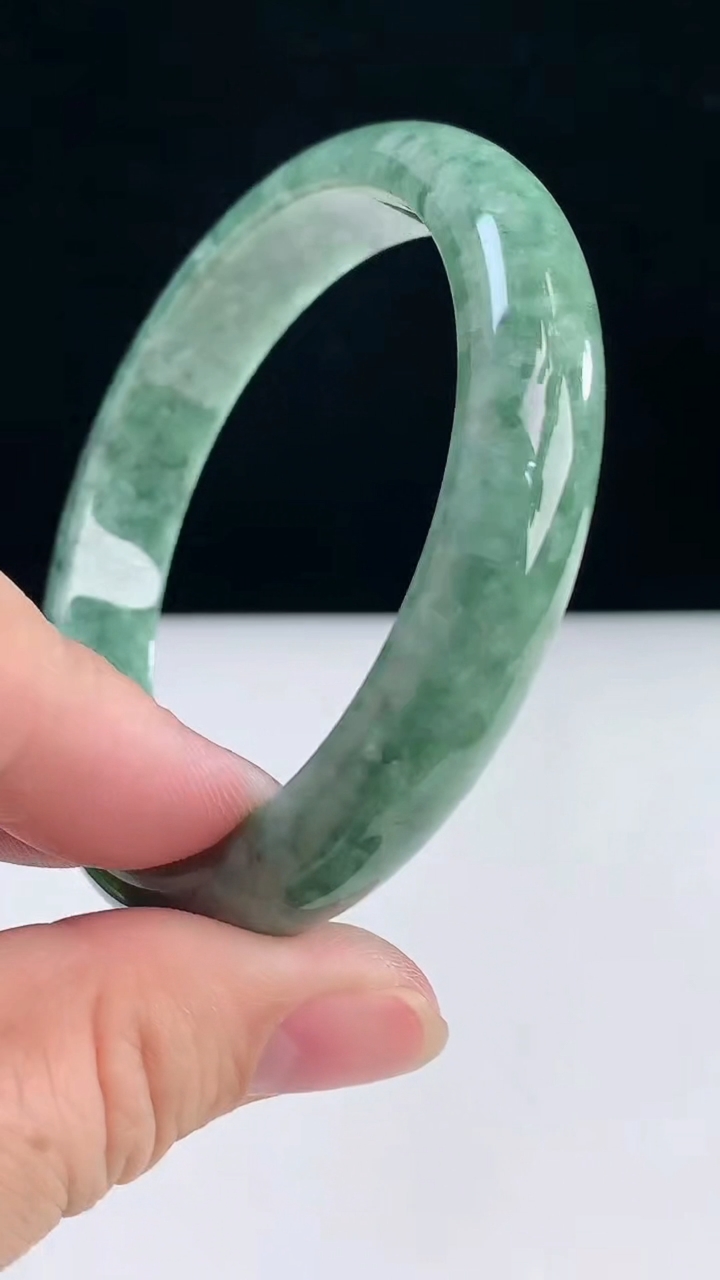 圈口56-57翡翠a货宽边手镯尺寸56.3-11.2-7.2重:52.08g5553月31日