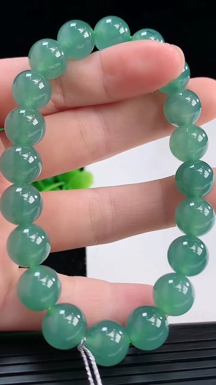 天然A货翡翠蓝水圆珠手串尺寸9.8-20颗重量:33.09g3月31日
工厂直销收藏佳品,种好水足，色泽均匀，有种有色，上手高大气！