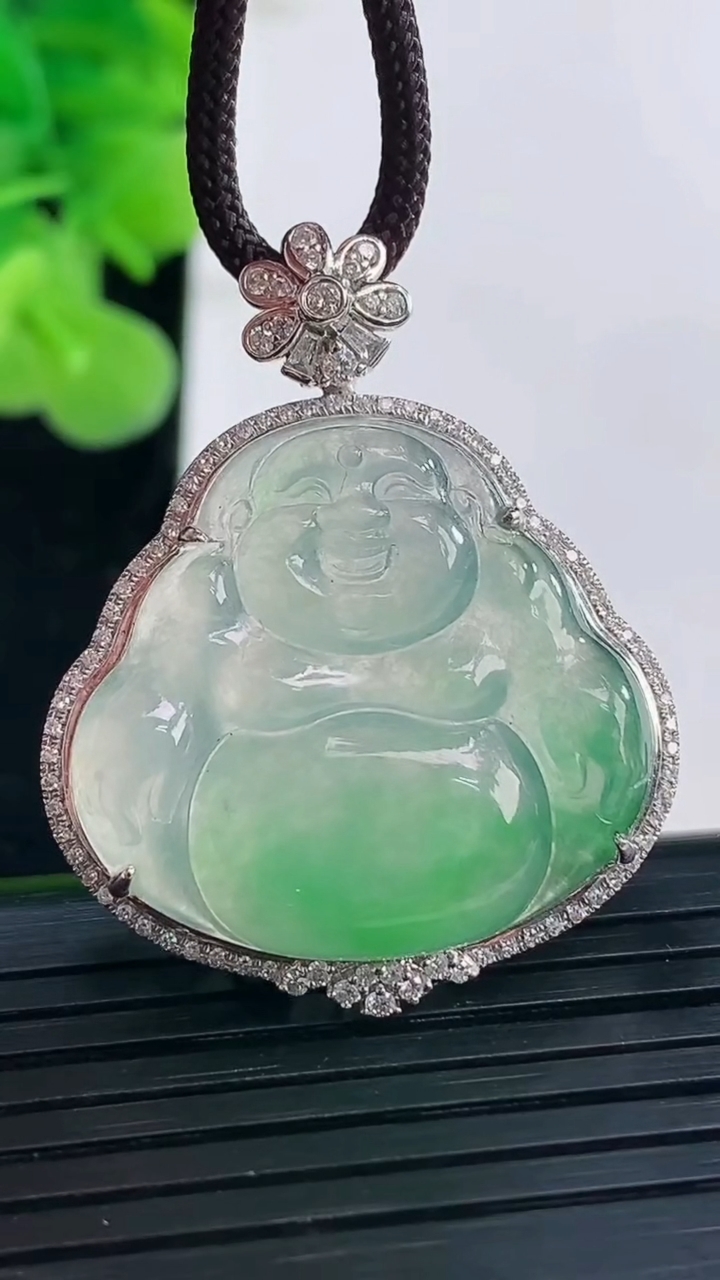 天然A货翡翠佛公吊坠尺寸35.6-29.4-8.5重量:6.76g
3月31日