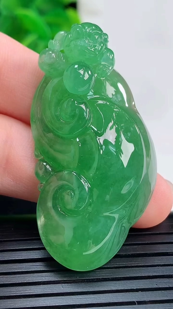 天然A货翡翠如意吊坠尺寸47.4-23.8-11.5重量:16.87g
3月31日