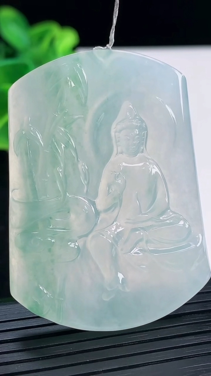 天然A货翡翠种飘花观音菩萨吊坠尺寸54.5-39.9-4.9重量:30.07g
3月31日