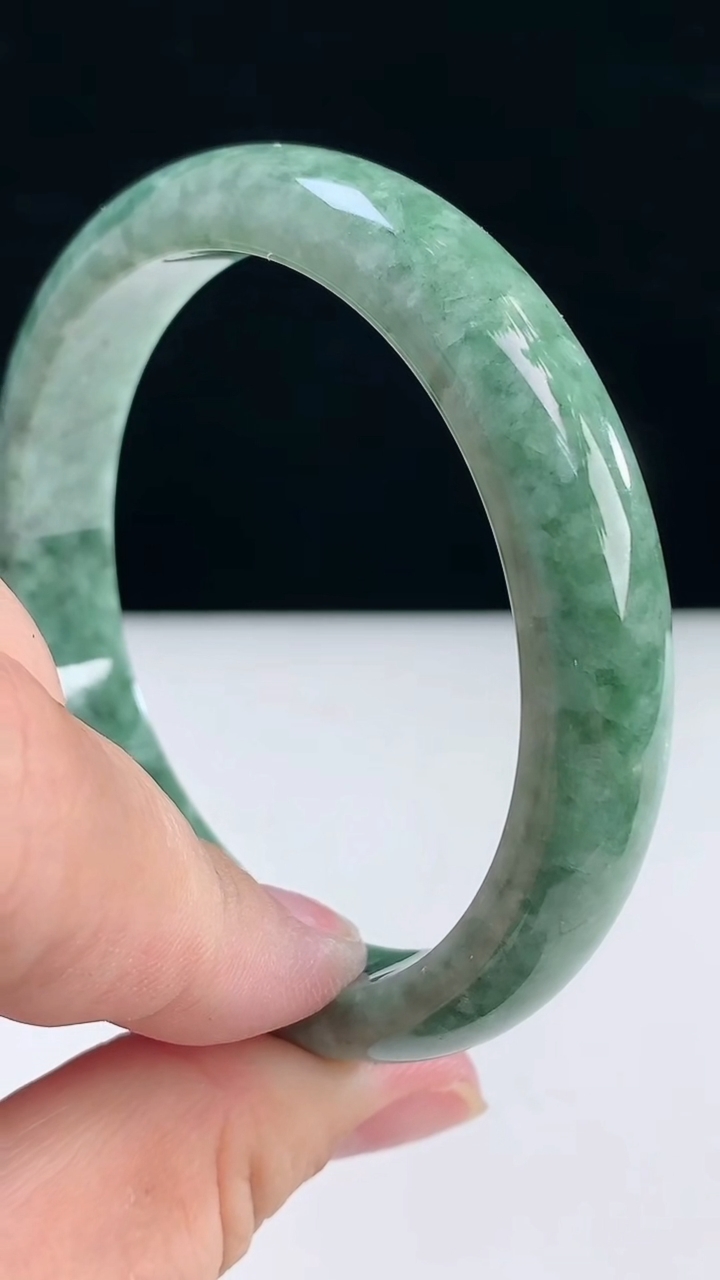 圈口56-57翡翠a货宽边手镯尺寸56.3-11.2-7.2重:52.08g5553月31日