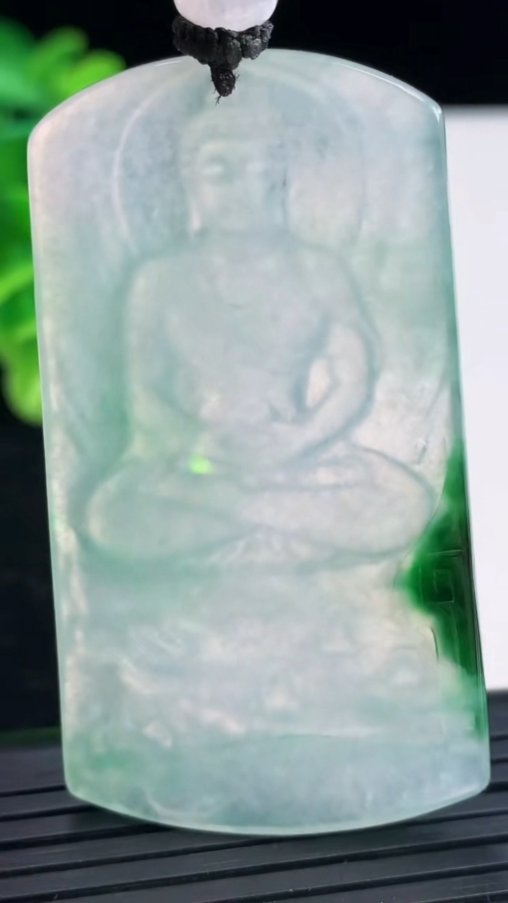 天然A货翡翠大日如来吊坠尺寸58.8-33.2-4重量:24.04g
3月31日