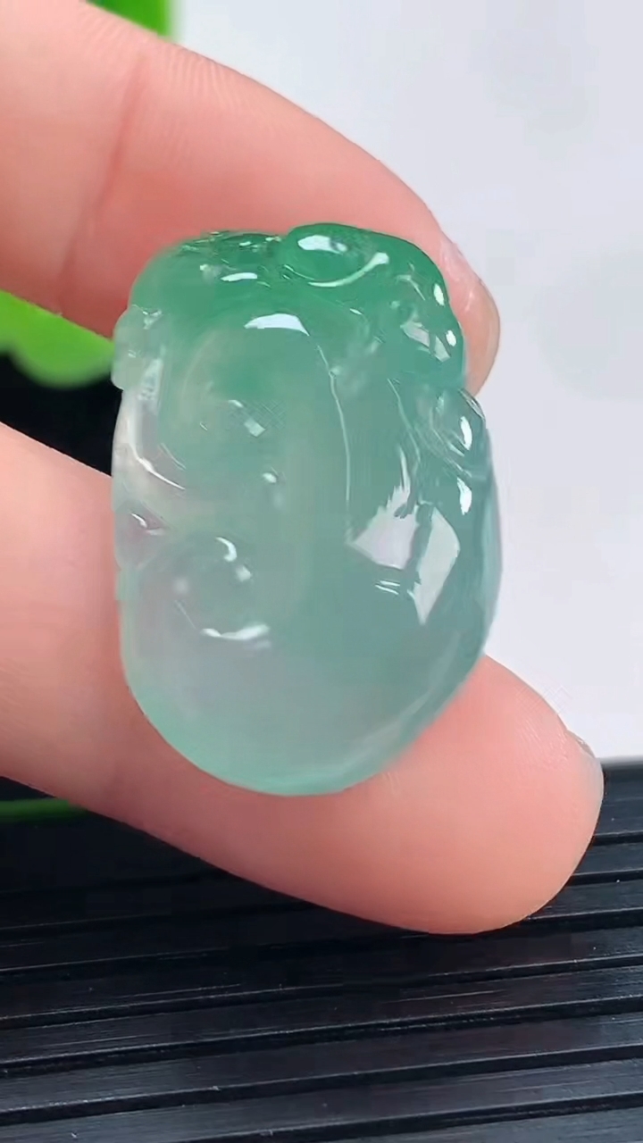 天然A货翡翠如意吊坠尺寸27.3-16.6-6.6重量:5.86g
3月31日