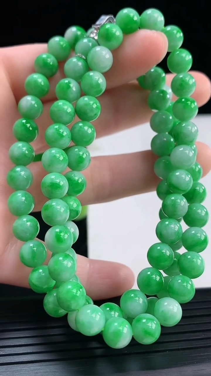 天然A货翡翠圆珠项链尺寸7.1-84颗重量:53.82g
3月31日
