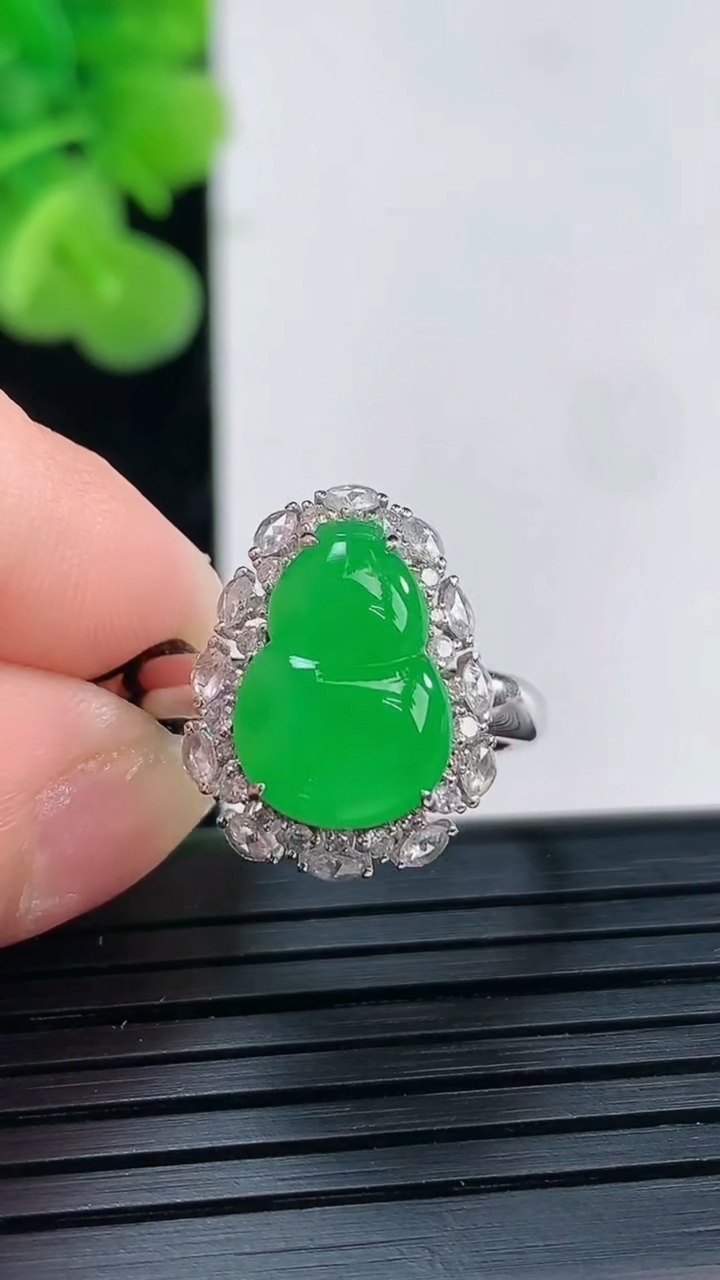 天然A货翡翠葫芦戒指尺寸17.7-16.5-13.4裸石12.6-8.7重量:4.19g2026年3月31日
工厂直销收藏佳品,种好水足，色泽均匀，有种有色，上手高大气！