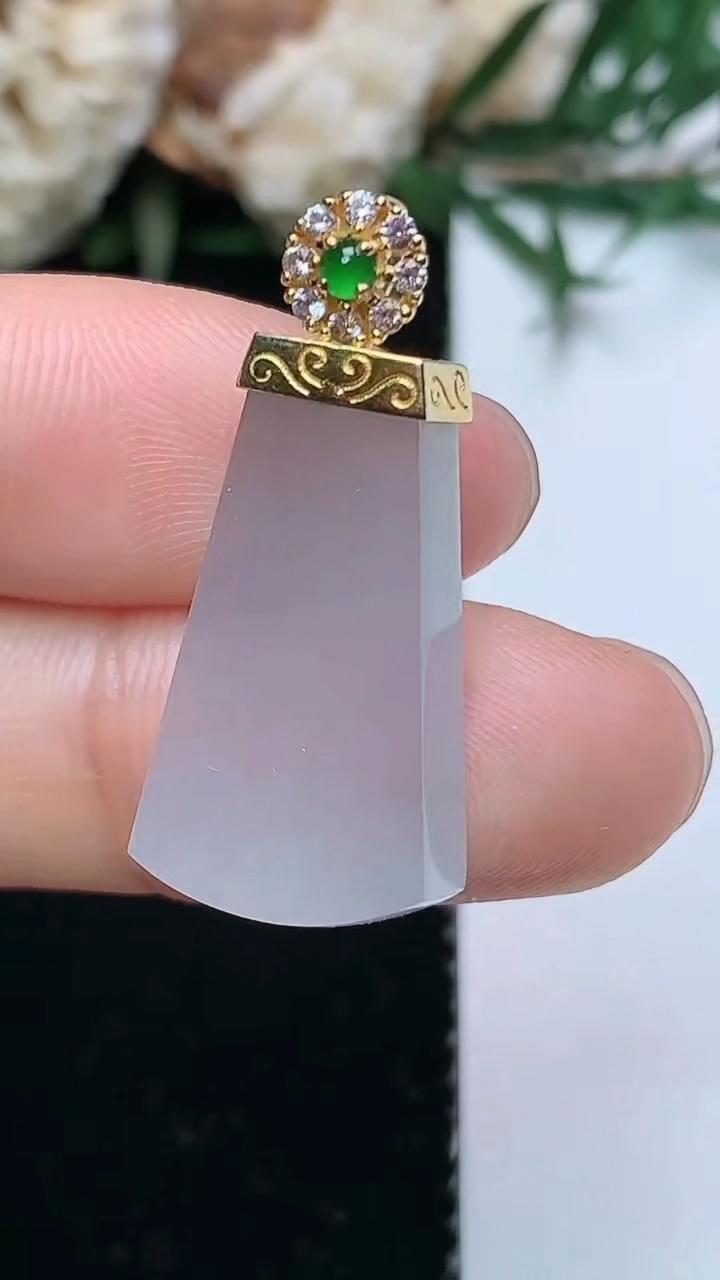 天然A货翡翠白冰无事牌吊坠，尺寸20.6-13-4.5，重量:4.16g
3月31日