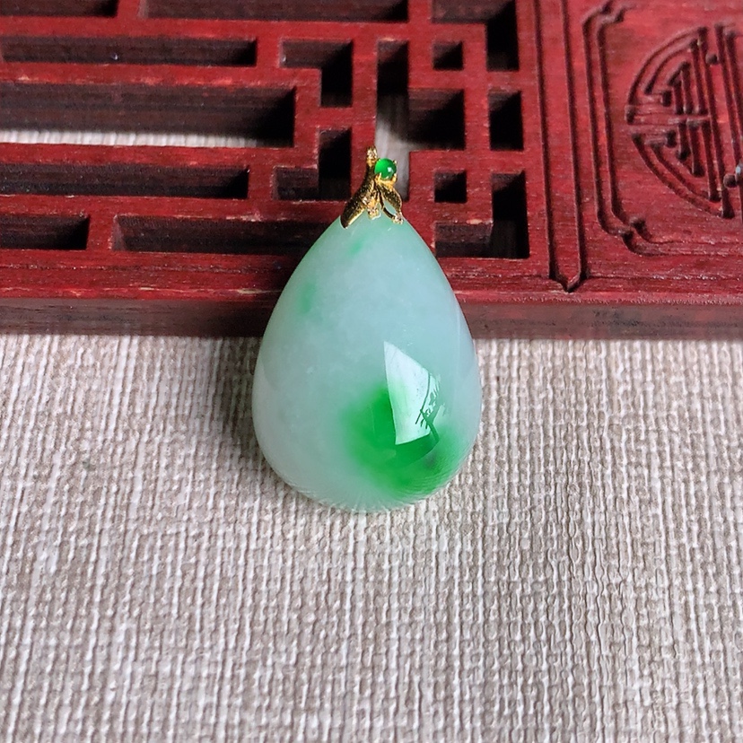 天然A货翡翠18K金扣头飘阳绿水滴吊坠 
尺寸26-22-16-9.2mm 重量5.53g 0329