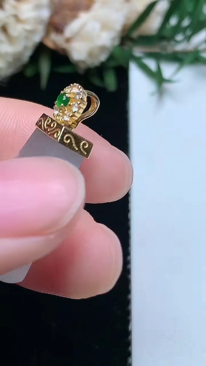 天然A货翡翠白冰无事牌吊坠，尺寸20.6-13-4.5，重量:4.16g
3月31日