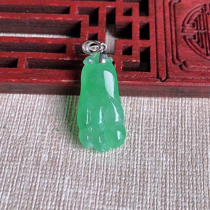 天然A货翡翠18K金扣头甜绿佛手瓜吊坠 
尺寸23-10.8-4.8mm 重量2.26g 0329