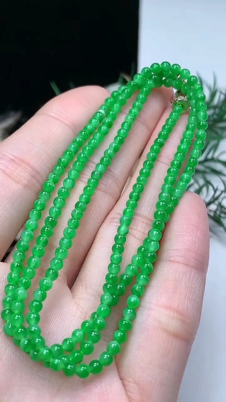 天然A货翡翠小米珠项链，尺寸2.7-206颗，重量:8.04g3月31日
工厂直销收藏佳品,种好水足，色泽均匀，有种有色，上手高大气！