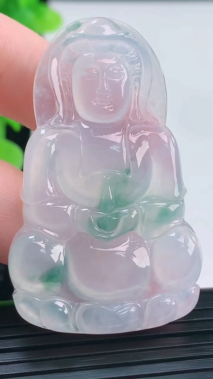 天然A货翡翠种飘花观音菩萨吊坠尺寸50.5-31-4.9重量:14.13g
3月31日