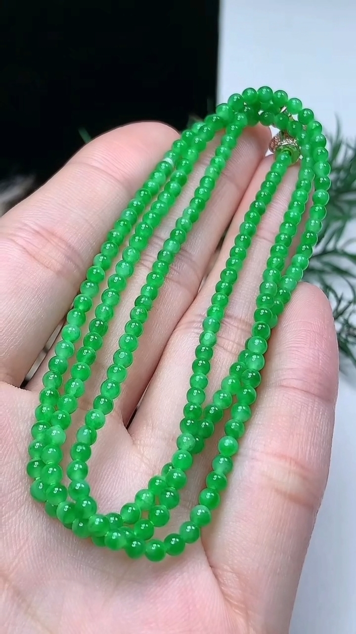 天然A货翡翠小米珠项链，尺寸2.7-206颗，重量:8.04g3月31日
工厂直销收藏佳品,种好水足，色泽均匀，有种有色，上手高大气！