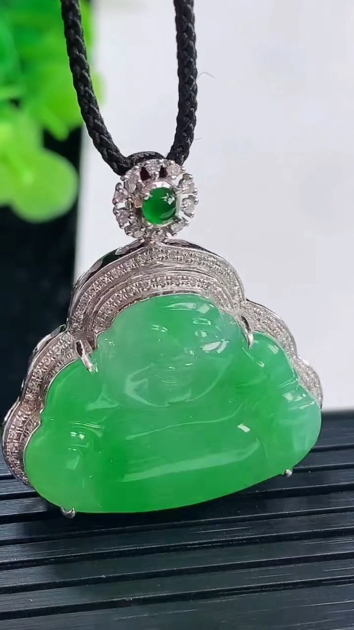 天然A货翡翠尺寸32.7-29.2-8.7裸石20.2-26重量:8.88g
3月31日