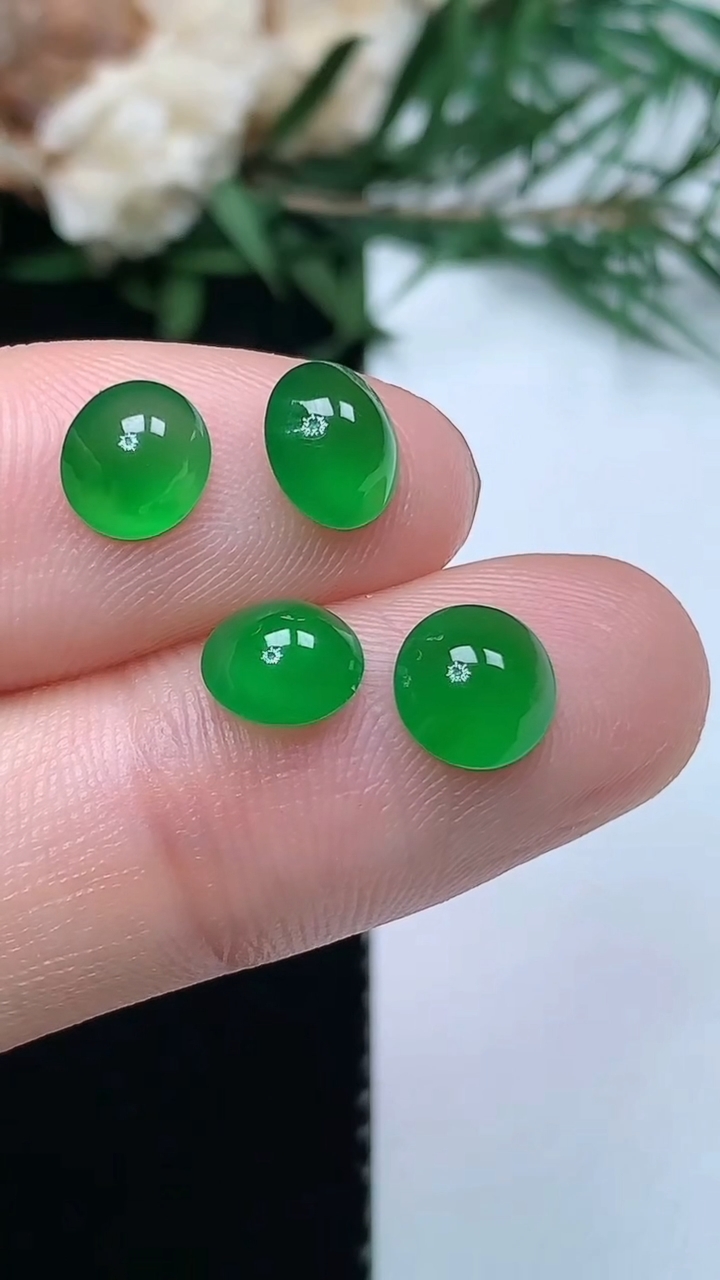 天然A货翡翠蛋面镶嵌件一手，尺寸6.4-2.7，重量:0.68g
3月31日