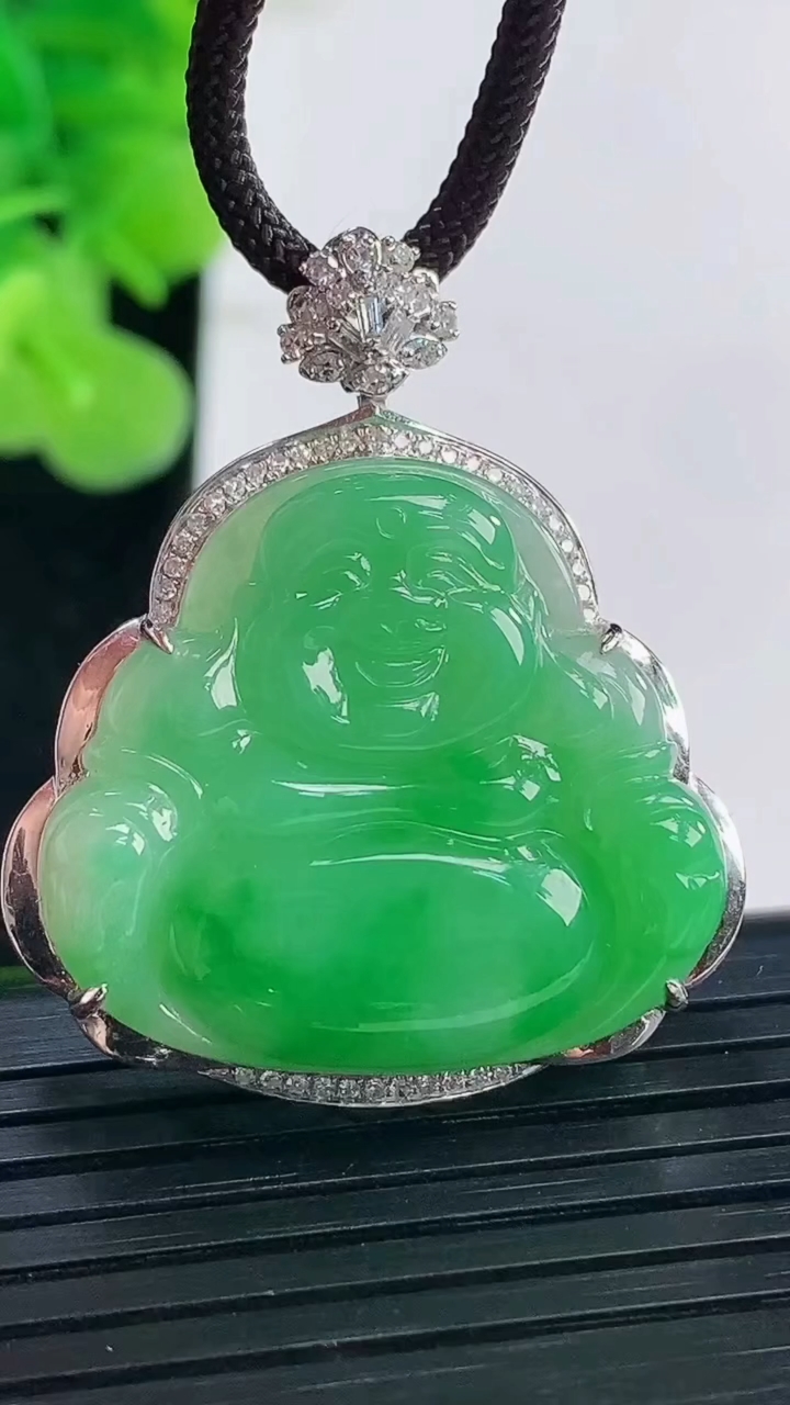 天然A货翡翠佛公吊坠尺寸35.2-29.9-8.7裸石24-26.7重量:7.53g
3月31日