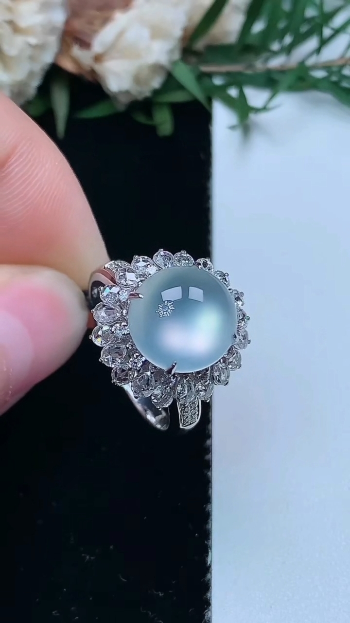 天然A货翡翠白冰蛋面戒指，尺寸17.4-10.6-10，重量:4.83g2026年3月31日
工厂直