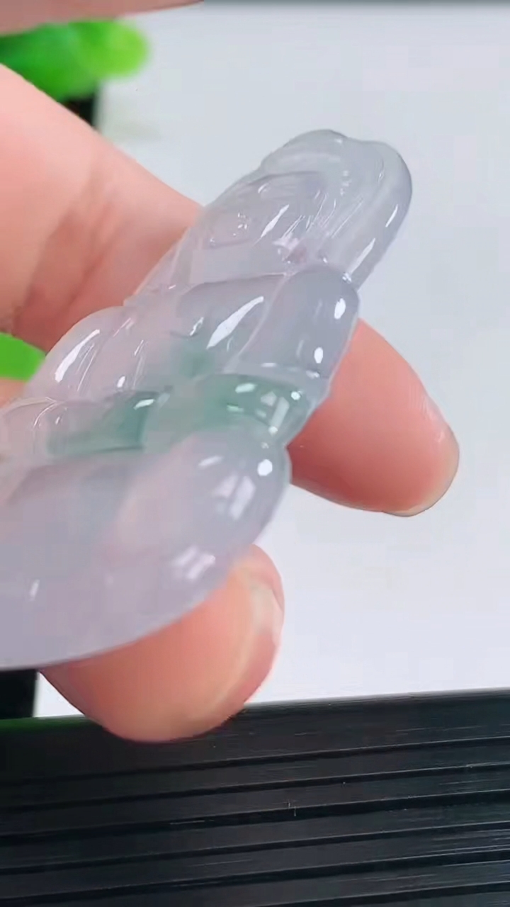 天然A货翡翠种飘花观音菩萨吊坠尺寸50.5-31-4.9重量:14.13g
3月31日