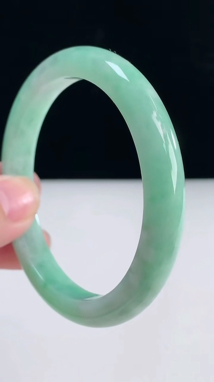 圈口55-56翡翠a货宽边手镯尺寸56-9-7.5重:60.31g 873月31日