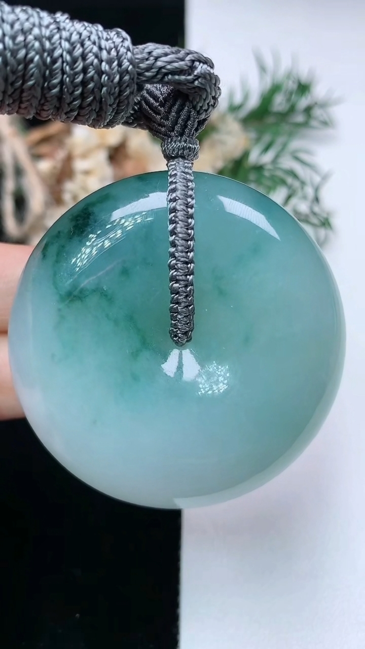 天然A货翡翠飘花平安扣吊坠，尺寸48.3-13，重量:66.30g
3月31日