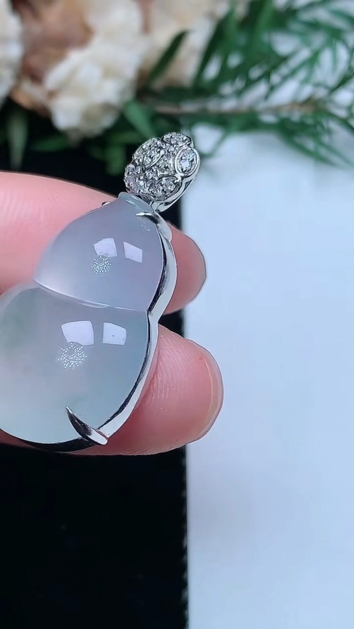 天然A货翡翠飘花葫芦吊坠，尺寸23.6-18.4-8.2，重量:6.58g
3月31日