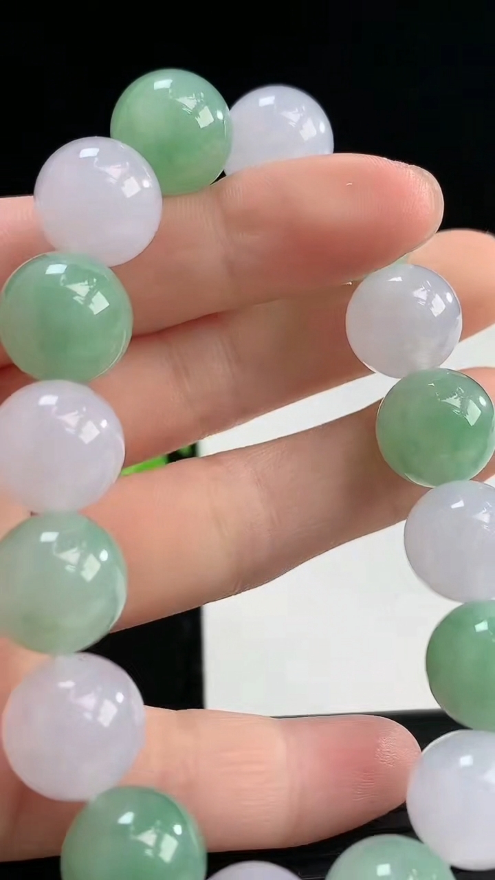 天然A货翡翠圆珠手串尺寸12.3-16颗重量:52.37g3月31日
工厂直销收藏佳品,种好水足，色泽均匀，有种有色，上手高大气！
