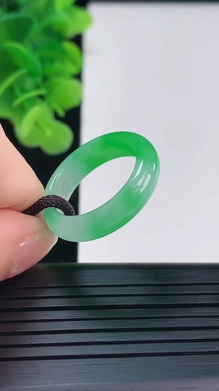 天然A货翡翠指环戒指尺寸18.6-5.5-3.1重量:3.54g2026年3月31日
工厂直销收藏佳品,种好水足，色泽均匀，有种有色，上手高大气！