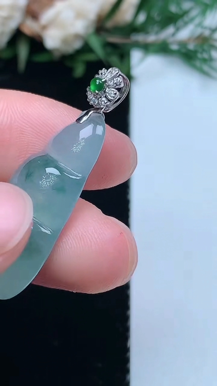 天然A货翡翠飘花福豆吊坠，尺寸27.5-12.7-6.2，重量:4.00g
3月31日