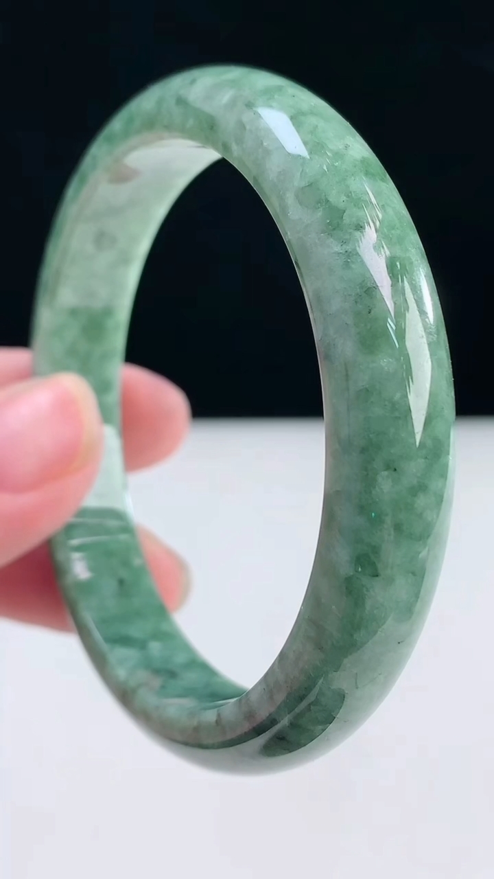 圈口56-57翡翠a货宽边手镯尺寸56.3-11.2-7.2重:52.08g5553月31日