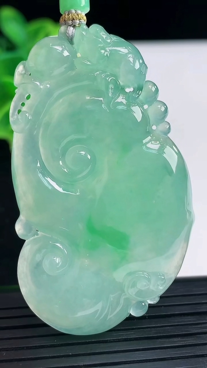 天然A货翡翠如意吊坠尺寸60.3-35-6.9重量:30.47g
3月31日