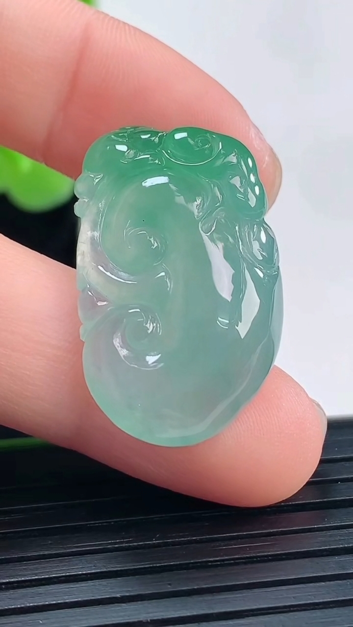 天然A货翡翠如意吊坠尺寸27.3-16.6-6.6重量:5.86g
3月31日