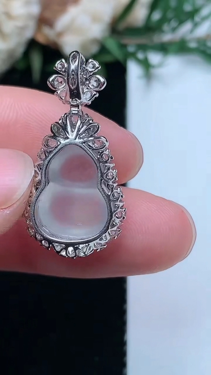 天然A货翡翠白冰葫芦吊坠，尺寸26.9-13.8-10.8，裸石13.6-10.5，重量:3.21g
3月31日，重量:3.21g