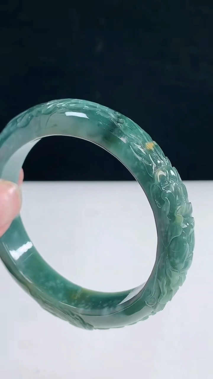 圈口55-56翡翠a货蓝水雕花宽边手镯尺寸55.5-13-9.2重:58.84g6493月31日