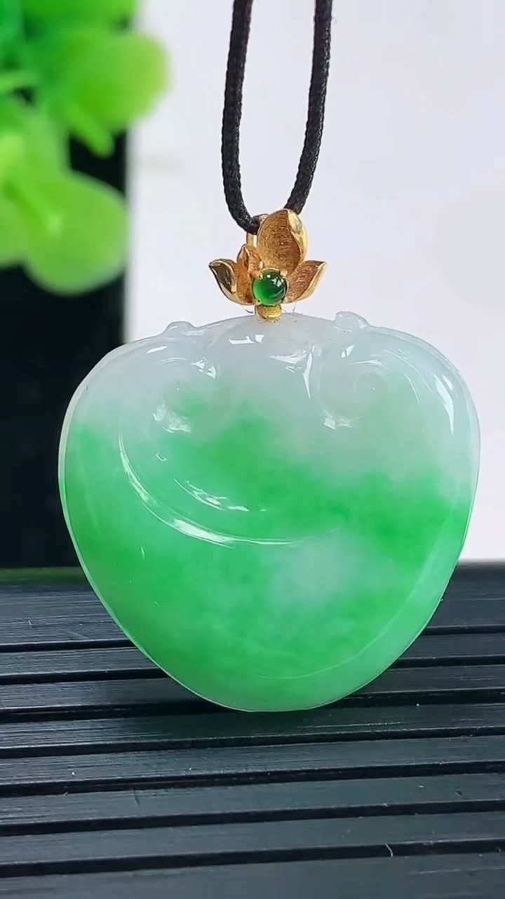 天然A货翡翠如意头吊坠尺寸22.3-23.4-4重量:4.47g
3月31日