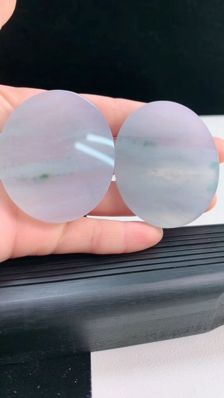 天然A货翡翠种飘花无事牌镶嵌件一对尺寸49.8-41.4-5.4重量:63.56g
3月31日