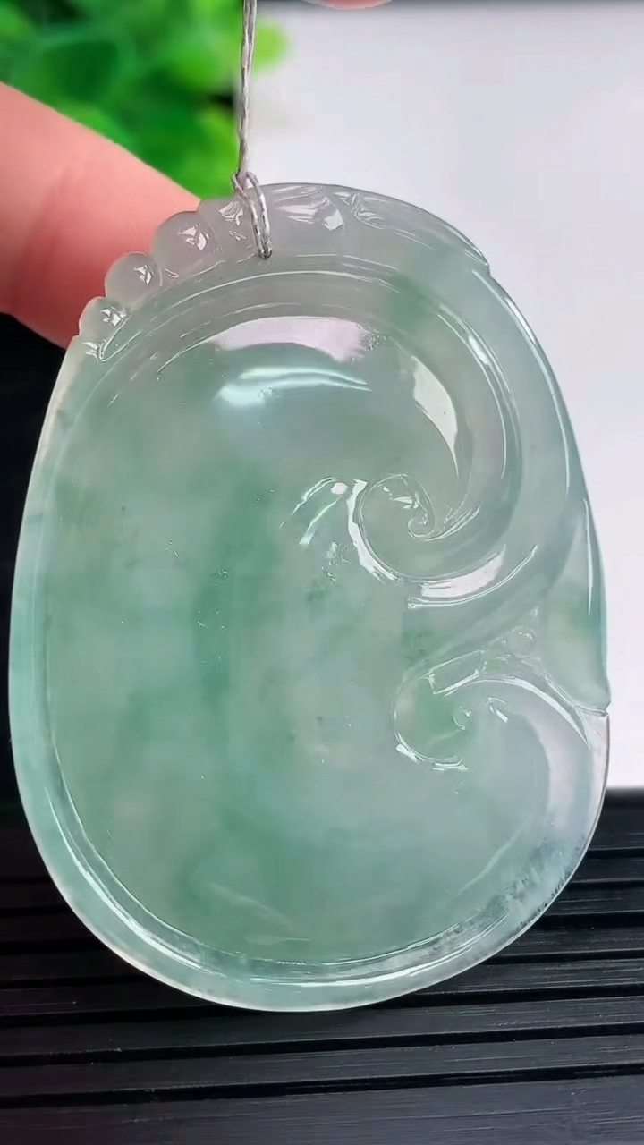 天然A货翡翠冰种飘花如意吊坠尺寸48.8-36.6-6.1重量:20.46g
3月31日