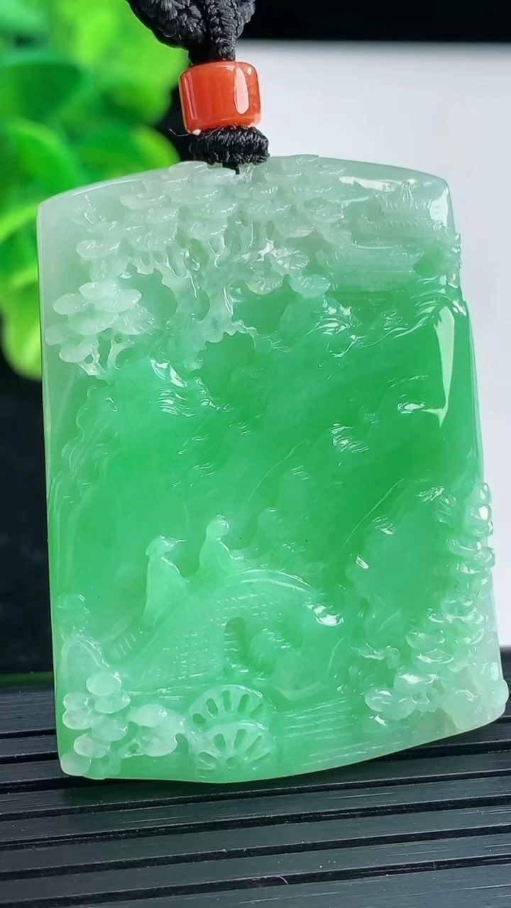 天然A货翡翠山水牌吊坠尺寸45.8-34.2-6.4重量:28.19g
3月31日