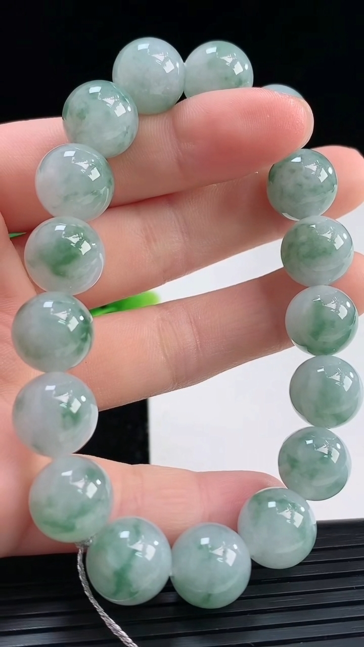 天然A货翡翠飘花圆珠手串尺寸11.5-17颗重量:45.22g3月31日
工厂直销收藏佳品,种好水足，色泽均匀，有种有色，上手高大气！