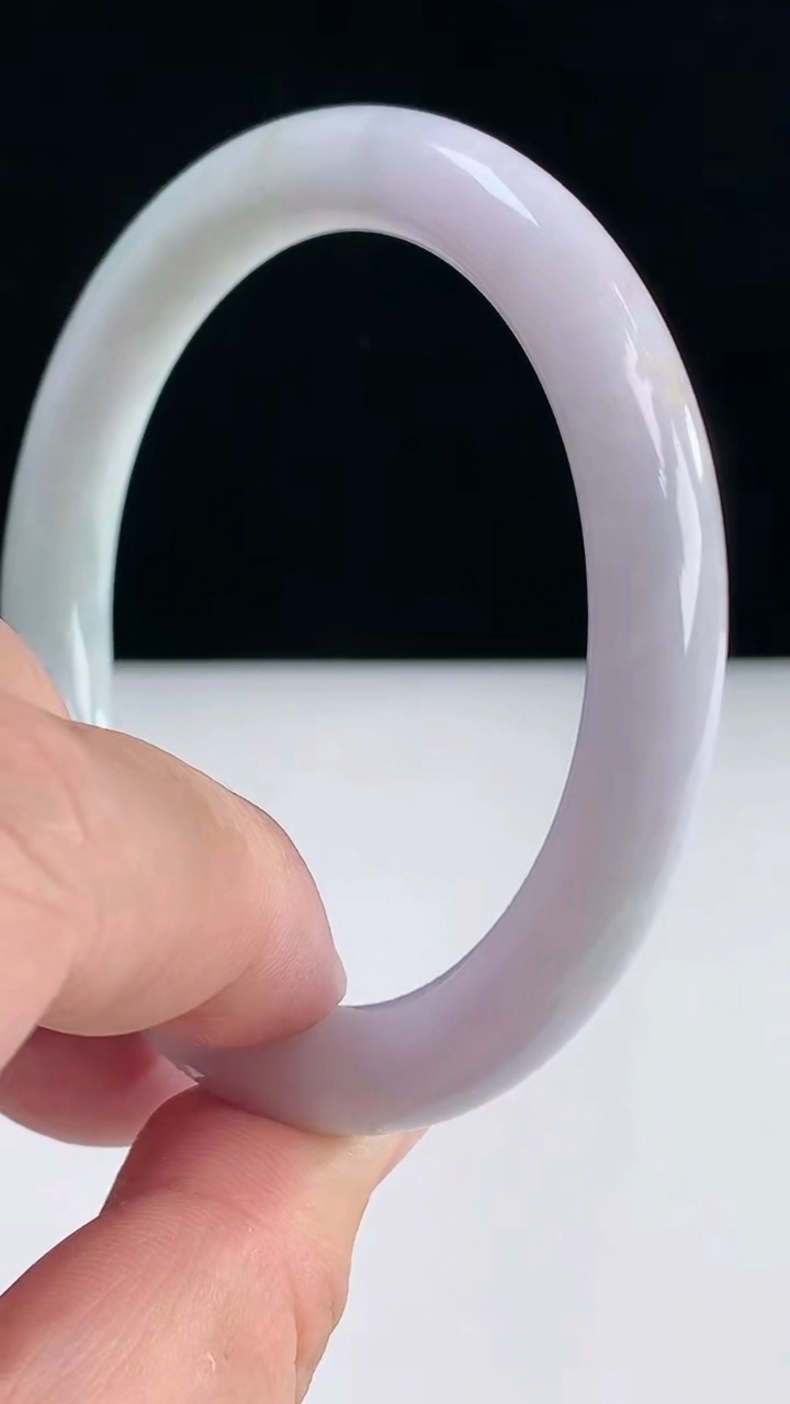 圈口55-56翡翠a货紫罗兰圆条手镯尺寸55.8-8.4重:41.23g843月31日