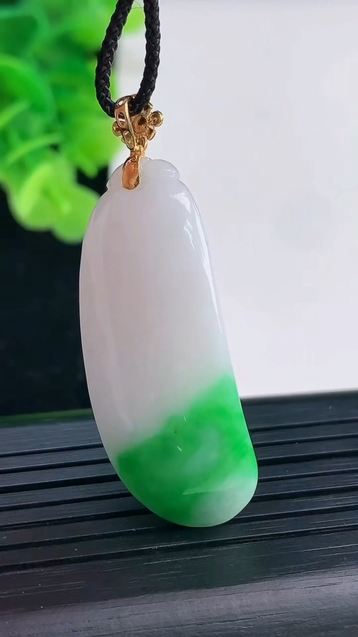 天然A货翡翠福瓜吊坠尺寸39.2-15.7-9.6重量:11.27g
3月31日