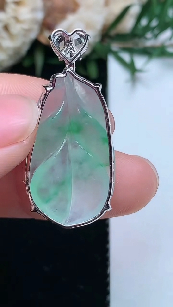 天然A货翡翠金枝玉叶 叶子吊坠，尺寸26-15-7.3，重量:3.60g
3月31日