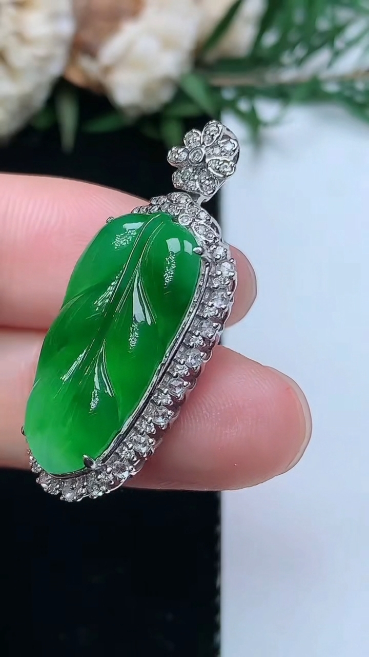 天然A货翡翠金枝玉叶 叶子吊坠，尺寸33.3-14.7-7.7，裸石22.6-11.3，重量:5.03g
3月31日，重量:5.03g