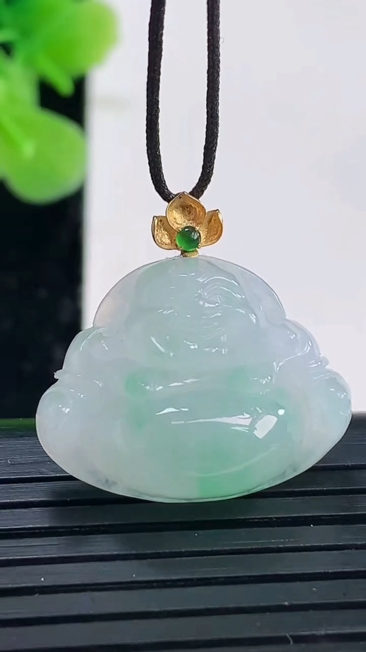 天然A货翡翠佛公吊坠尺寸17.7-23.3-7.5重量:4.91g
3月31日