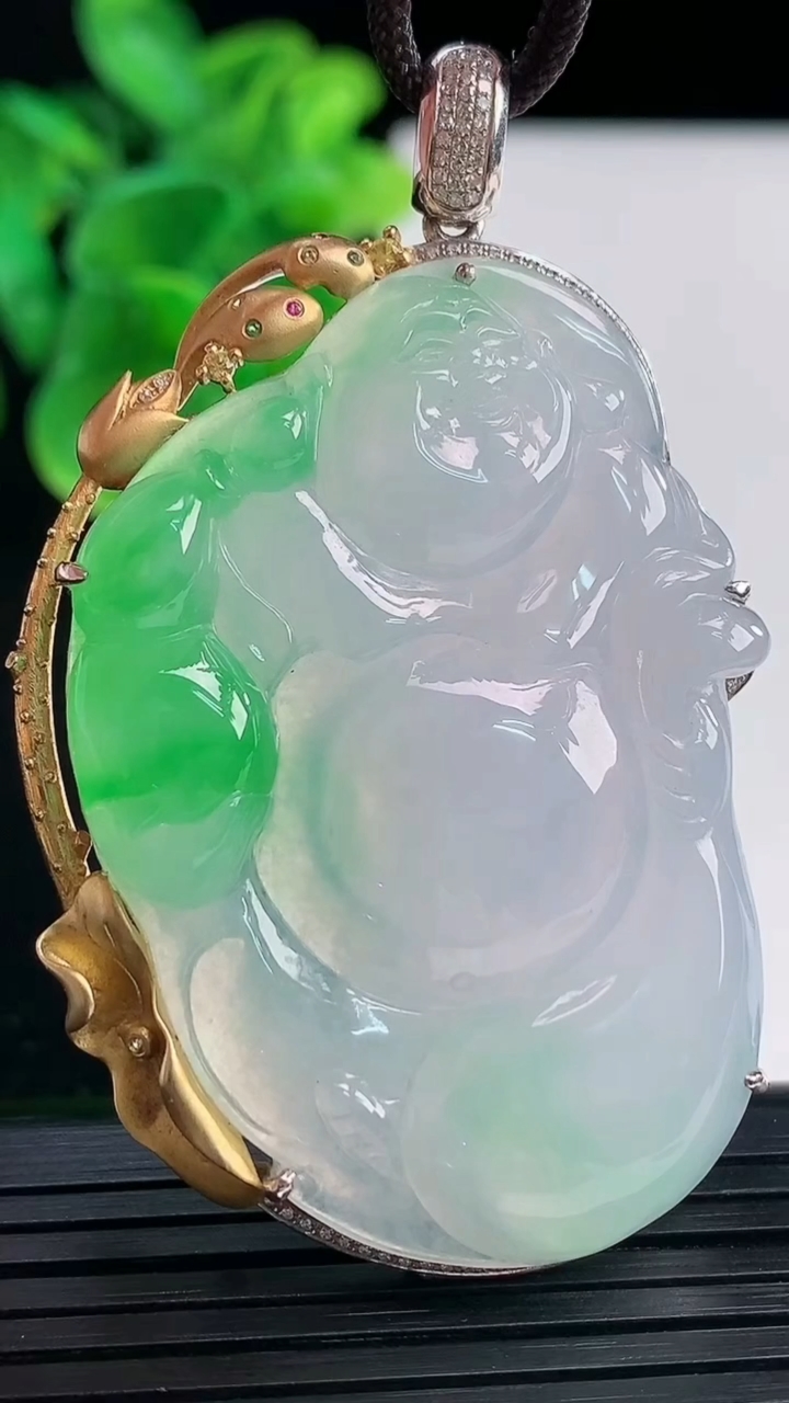 天然A货翡翠布袋佛吊坠尺寸61.1-38.1-9.5裸石49.4-34.4重量:23.04g
3月3