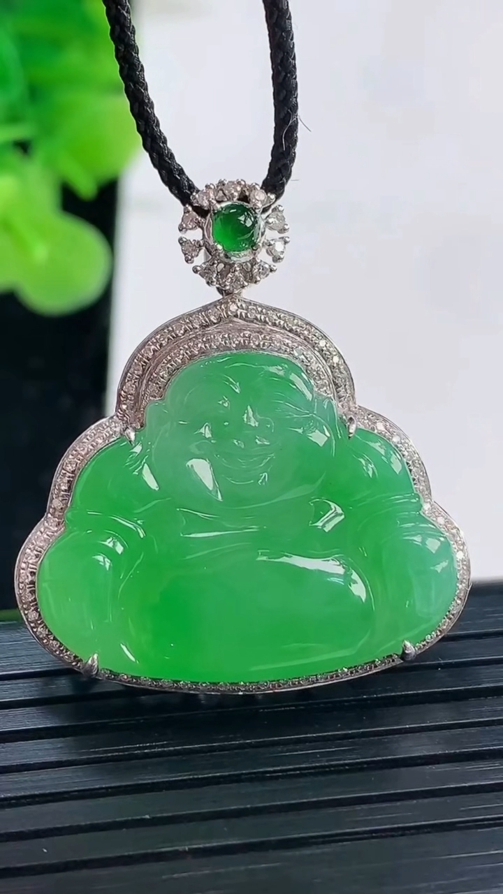 天然A货翡翠尺寸32.7-29.2-8.7裸石20.2-26重量:8.88g
3月31日