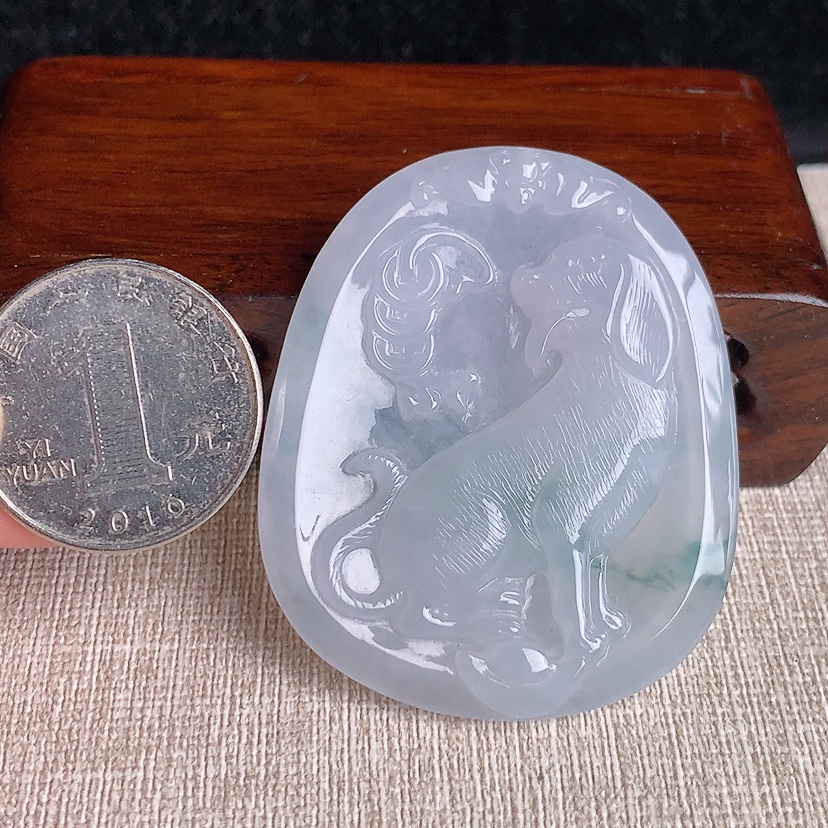 天然A货翡翠飘花生肖狗吊坠 
尺寸50-41.6-5.6mm 重量21.13g 0329