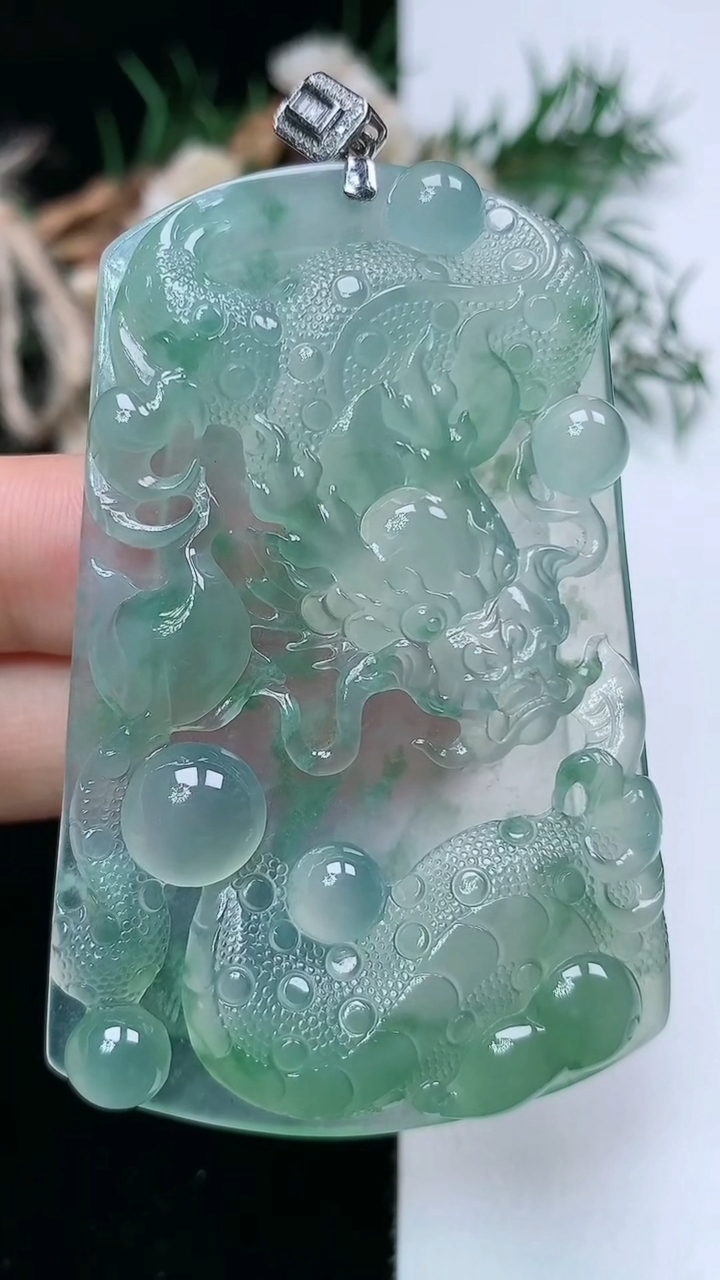 天然A货翡翠龙牌吊坠，尺寸61.9-40.6-6.5，重量:31.87g
3月31日